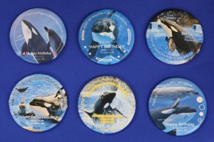 【水族館deクルッと寄付】返礼品に「ハッピーバースデー2026」 第3弾 オリジナル缶バッジが登場します　