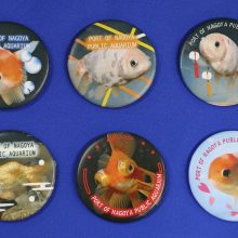 【水族館deクルッと寄付】返礼品に特別展「KINGYO～四季が彩る日本の金魚文化～」オリジナルコラボ缶バッジが登場します　
