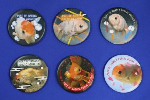 【水族館deクルッと寄付】返礼品に特別展「KINGYO～四季が彩る日本の金魚文化～」オリジナルコラボ缶バッジが登場します　
