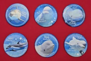「水族館deクルッと寄付」 返礼品に「ハッピーバースデー2025」第1弾 オリジナル缶バッジが登場します　